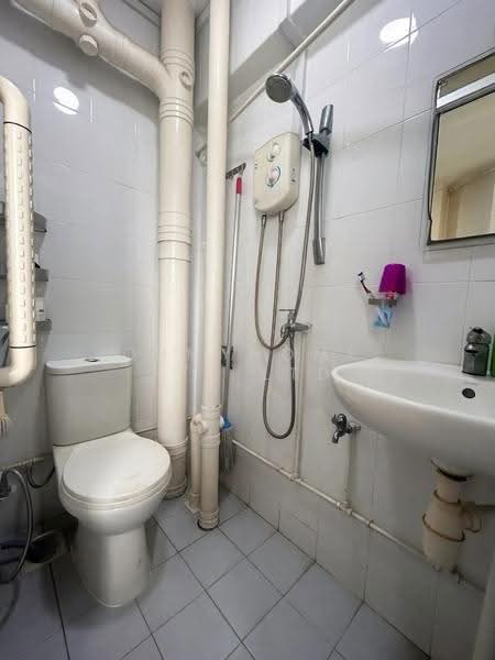 216 Jurong East Street 21, 216 Jurong East Street 21, Boon Lay / Jurong / Tuas, 4 Bedrooms, 1,593 sqft, HDB Flat For Sale, by KEE PENG HAR, 500272626 - Bathroom - PropertyGuru.com.sg