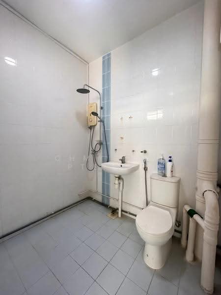 216 Jurong East Street 21, 216 Jurong East Street 21, Boon Lay / Jurong / Tuas, 4 Bedrooms, 1,593 sqft, HDB Flat For Sale, by KEE PENG HAR, 500272626 - Bathroom - PropertyGuru.com.sg