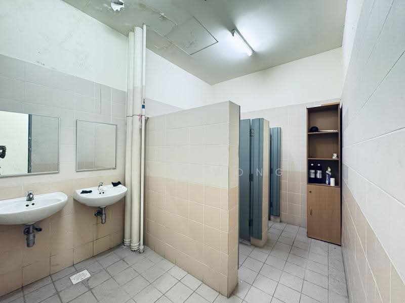 Paya Ubi Industrial Park, 51 Ubi Avenue 1, Eunos / Geylang / Paya Lebar, 3,587 sqft, Light Industrial (B1) For Rent, by Annie Wong, 500272630 - Bathroom - CommercialGuru.com.sg