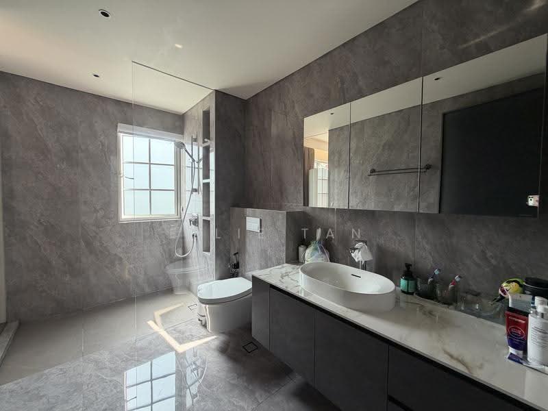Regent Villa, Jalan Lim Tai See, Tanglin / Holland / Bukit Timah, 5 Bedrooms, 3,500 sqft, Semi-Detached House For Rent, by Ellie Tan, 500272662 - Bathroom - PropertyGuru.com.sg