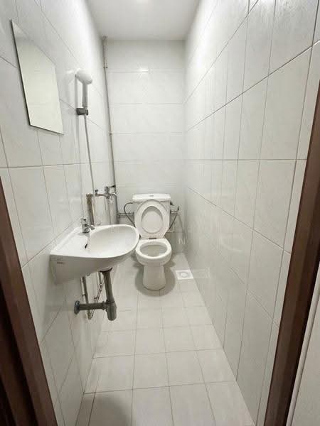Parc Oasis, 41 Jurong East Avenue 1, Boon Lay / Jurong / Tuas, 3 Bedrooms, 1,227 sqft, Condominium For Sale, by Sim Sujun (Jelene), 500272669 - Utility Bathroom - PropertyGuru.com.sg