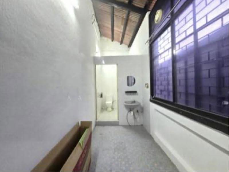 2-Storey Shophouse in Heart of East Coast Road, East Coast / Marine Parade, 5 Bedrooms, 2,619 sqft, Walk-up Apartment For Rent, by Aaron Yap, 500272677 - Bathroom - PropertyGuru.com.sg