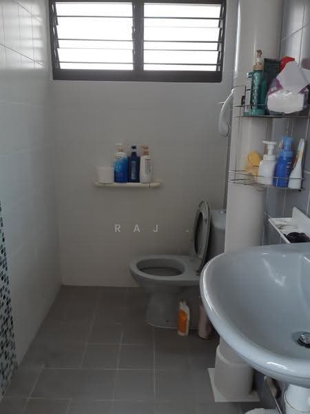 219 Tampines Street 24, 219 Tampines Street 24, Pasir Ris / Tampines, 2 Bedrooms, 735 sqft, HDB Flat For Rent, by Raj ., 500272688 - Bathroom - PropertyGuru.com.sg