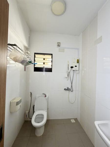 468B Bukit Batok West Avenue 9, 468B Bukit Batok West Avenue 9, Dairy Farm / Bukit Panjang / Choa Chu Kang, 1 Bedroom, 505 sqft, HDB Flat For Sale, by Aaron Loon, 500272716 - Bathroom - PropertyGuru.com.sg
