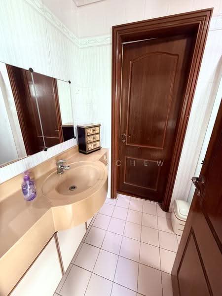 Sungrove, West Coast Grove, Buona Vista / West Coast / Clementi New Town, 6 Bedrooms, 7,090 sqft, Semi-Detached House For Sale, by Zane Chew, 500272745 - Bathroom - PropertyGuru.com.sg