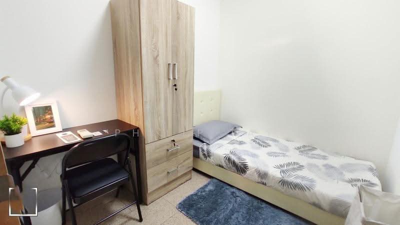 Queens, 10 Stirling Road, Alexandra / Commonwealth, Room Rental, 100 sqft, Condominium For Rent, by Philip Tay, 500272790 - Bedroom - PropertyGuru.com.sg
