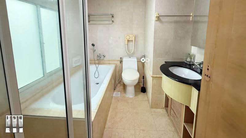 Queens, 10 Stirling Road, Alexandra / Commonwealth, Room Rental, 100 sqft, Condominium For Rent, by Philip Tay, 500272790 - Bathroom - PropertyGuru.com.sg