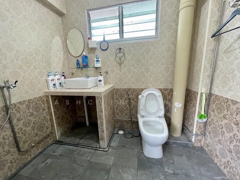 832 Jurong West Street 81, 832 Jurong West Street 81, Boon Lay / Jurong / Tuas, 4 Bedrooms, 1,368 sqft, HDB Flat For Sale, by Ashcvin Mani, 500272823 - Bathroom - PropertyGuru.com.sg