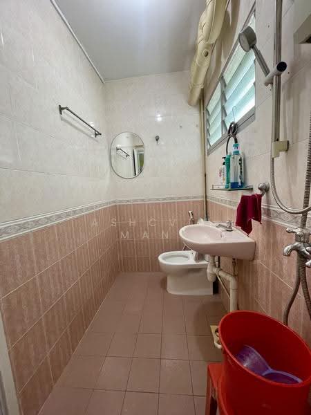 832 Jurong West Street 81, 832 Jurong West Street 81, Boon Lay / Jurong / Tuas, 4 Bedrooms, 1,368 sqft, HDB Flat For Sale, by Ashcvin Mani, 500272823 - Bathroom - PropertyGuru.com.sg