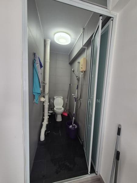 18 Taman Ho Swee, 18 Taman Ho Swee, Alexandra / Commonwealth, 2 Bedrooms, 581 sqft, HDB Flat For Sale, by Annie Tan, 500272888 - Bathroom - PropertyGuru.com.sg