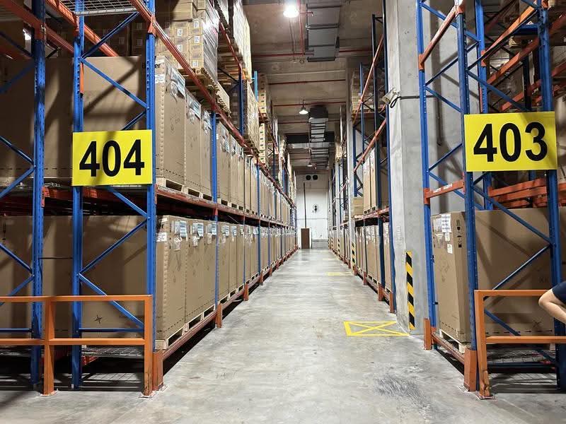 Ground | MRT | 9.2m Clear w/Racks @ Jurong, Boon Lay / Jurong / Tuas, 12,000 sqft, Warehouse For Rent, by Ryan Chau, 500272912 - Interior - CommercialGuru.com.sg