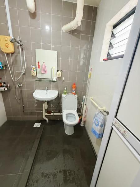 127 Bukit Batok West Avenue 6, 127 Bukit Batok West Avenue 6, Dairy Farm / Bukit Panjang / Choa Chu Kang, 3 Bedrooms, 1,109 sqft, HDB Flat For Sale, by Christine Peng 彭婷婷, 500272926 - Bathroom - PropertyGuru.com.sg