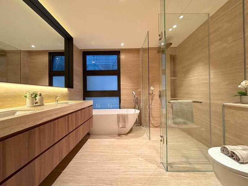 TOP SOON! Over 7100sqft Best Value Brand New Semi-D, Tanglin / Holland / Bukit Timah, 5 Bedrooms, 7,133 sqft, Semi-Detached House For Sale, by Yvonne Tang, 500272933 - Master Bathroom - PropertyGuru.com.sg