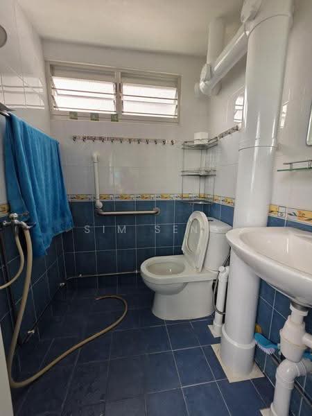 113 Ang Mo Kio Avenue 4, 113 Ang Mo Kio Avenue 4, Ang Mo Kio / Bishan / Thomson, 3 Bedrooms, 990 sqft, HDB Flat For Rent, by Sim Seng, 500272939 - Bathroom - PropertyGuru.com.sg