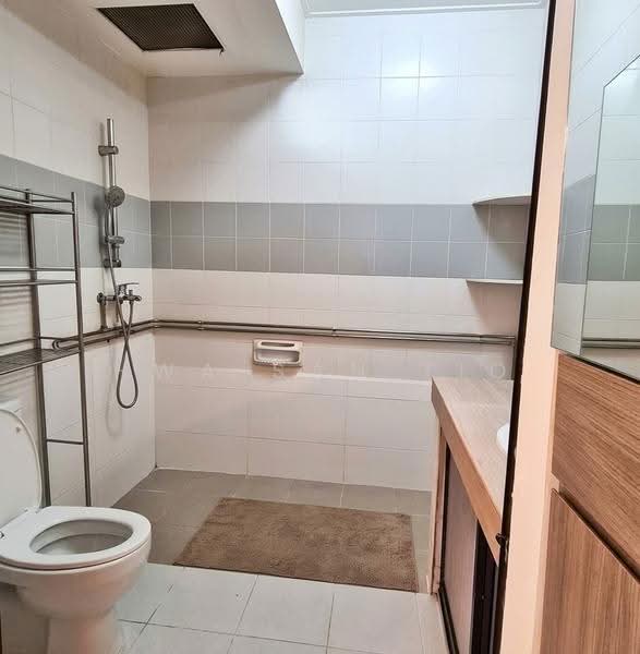Ridgewood Condominium, 1 Ridgewood Close, Tanglin / Holland / Bukit Timah, Room Rental, 207 sqft, Condominium For Rent, by Hwa San TIO, 500272954 - Bathroom - master - PropertyGuru.com.sg