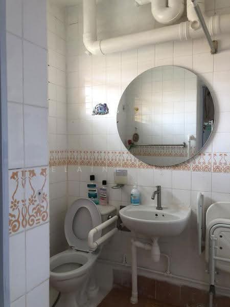 150 Pasir Ris Street 13, 150 Pasir Ris Street 13, Pasir Ris / Tampines, Room Rental, 150 sqft, HDB Flat For Rent, by Elaine Lim, 500272973 - Bathroom - PropertyGuru.com.sg