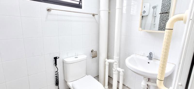 348 Ubi Avenue 1, 348 Ubi Avenue 1, Eunos / Geylang / Paya Lebar, 3 Bedrooms, 904 sqft, HDB Flat For Sale, by Steven Jeremiah, 500273003 - Common Bathroom - PropertyGuru.com.sg