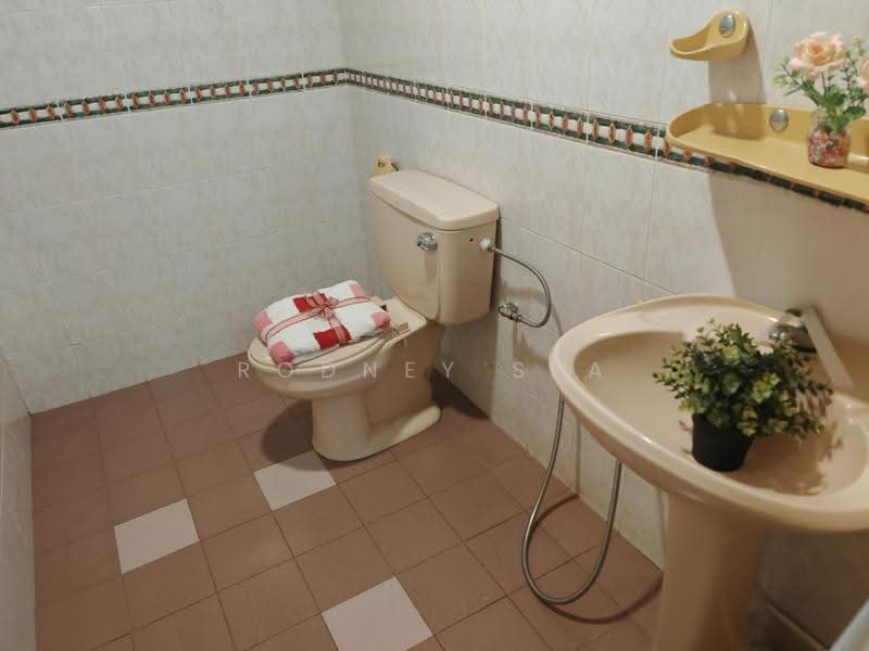 Crystal Time Building, 16 Tannery Lane, Macpherson / Potong Pasir, 2,925 sqft, Light Industrial (B1) For Rent, by Rodney Sea, 500273039 - Lvl 2 Toilet - CommercialGuru.com.sg