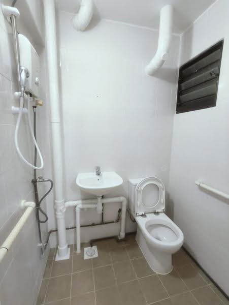 247 Tampines Street 21, 247 Tampines Street 21, Pasir Ris / Tampines, 3 Bedrooms, 1,050 sqft, HDB Flat For Rent, by Mike Heng, 500273087 - Master Bathroom - PropertyGuru.com.sg