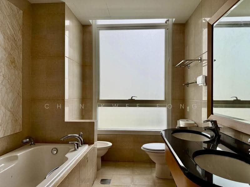 Cuscaden Residences, 28 Cuscaden Road, Tanglin / Holland / Bukit Timah, 3 Bedrooms, 1,453 sqft, Condominium For Sale, by Chen Kwee Fong, 500273089 - Master attached bathroom with bathtub - PropertyGuru.com.sg