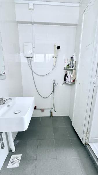 219A Jurong East Street 21, 219A Jurong East Street 21, Boon Lay / Jurong / Tuas, 3 Bedrooms, 1,270 sqft, HDB Flat For Sale, by Don Chua, 500273133 - Bathroom - PropertyGuru.com.sg