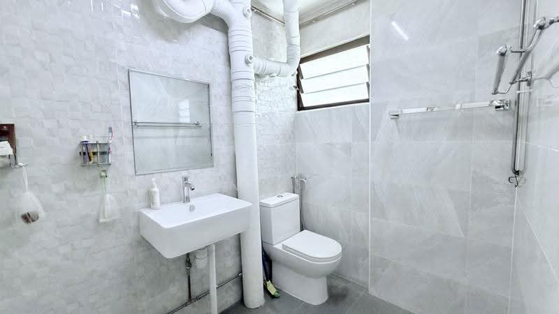 219A Jurong East Street 21, 219A Jurong East Street 21, Boon Lay / Jurong / Tuas, 3 Bedrooms, 1,270 sqft, HDB Flat For Sale, by Don Chua, 500273133 - Bathroom - PropertyGuru.com.sg
