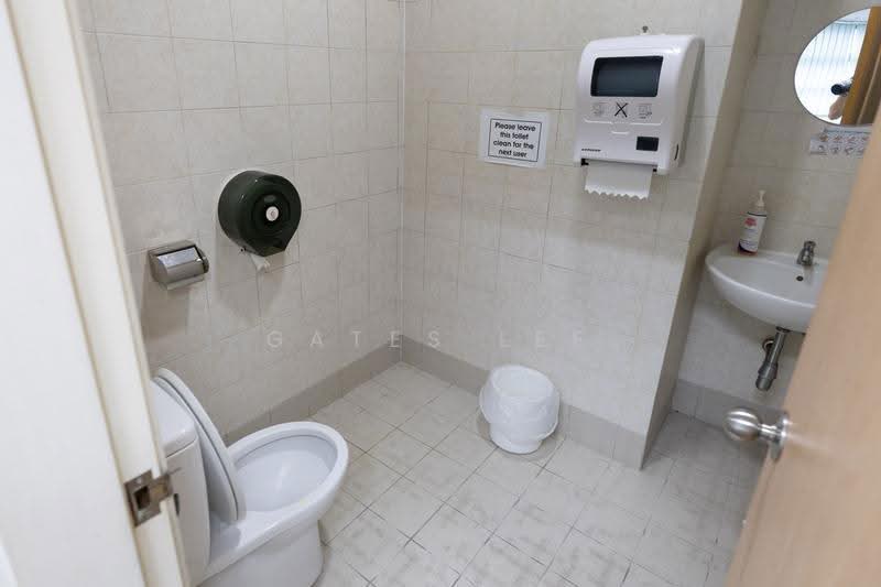 E-Centre @ Redhill, 3791 Jalan Bukit Merah, Alexandra / Commonwealth, 2,896 sqft, Light Industrial (B1) For Sale, by Gates Lee, 500273174 - Bathroom - CommercialGuru.com.sg