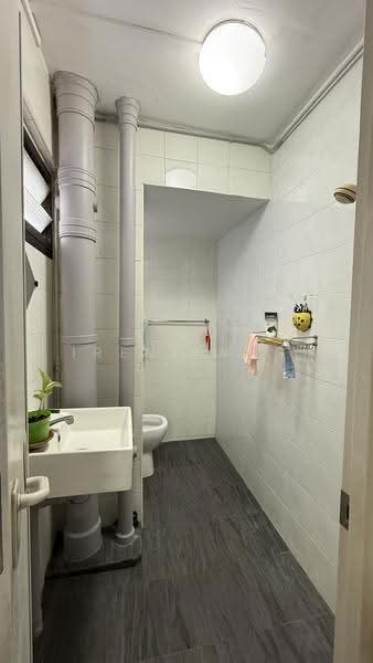 85C Lorong 4 Toa Payoh, 85C Lorong 4 Toa Payoh, Balestier / Toa Payoh, 5 Bedrooms, 1,625 sqft, HDB Flat For Sale, by Irene Ang, 500273245 - Bathroom - PropertyGuru.com.sg
