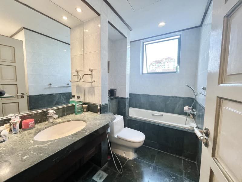 Pebble Bay, 130 Tanjong Rhu Road, East Coast / Marine Parade, 2 Bedrooms, 1,281 sqft, Condominium For Sale, by Esther Low, 500273270 - Bathroom - PropertyGuru.com.sg