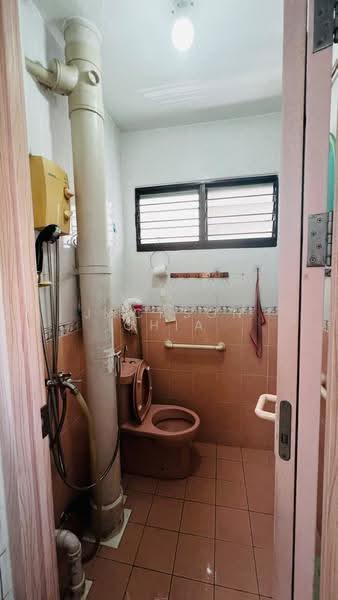 820 Tampines Street 81, 820 Tampines Street 81, Pasir Ris / Tampines, 2 Bedrooms, 800 sqft, HDB Flat For Rent, by Jackson Chia, 500273278 - Bathroom - PropertyGuru.com.sg