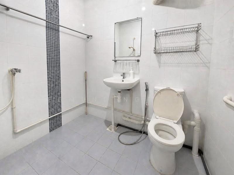 126 Pending Road, 126 Pending Road, Dairy Farm / Bukit Panjang / Choa Chu Kang, 3 Bedrooms, 1,109 sqft, HDB Flat For Sale, by Edmund Ng Y S, 500273301 - Bathroom - PropertyGuru.com.sg
