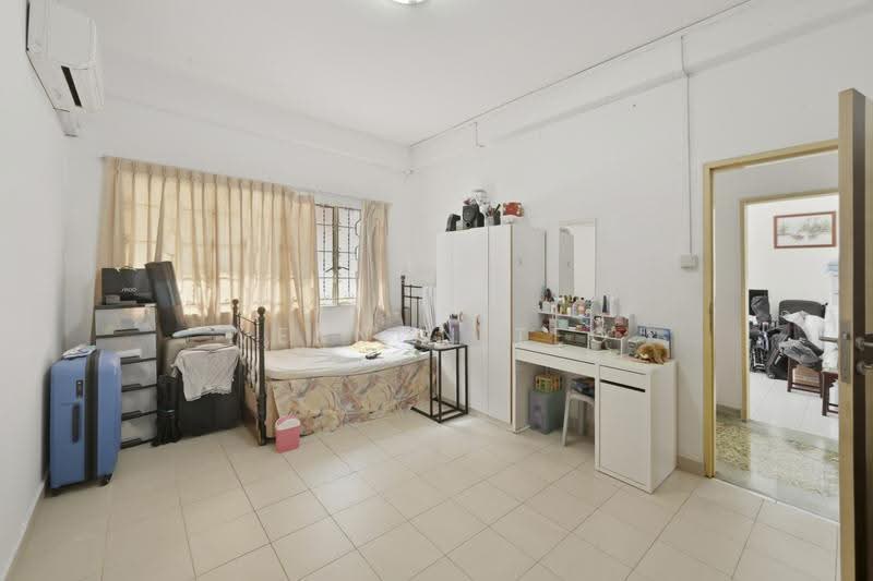 *WIDE FRONTAGE GCB @ MALCOLM ROAD area, Tanglin / Holland / Bukit Timah, 4 Bedrooms, 3,996 sqft, Good Class Bungalow For Sale, by Vernon Teo, 500273325 - Bedroom - PropertyGuru.com.sg