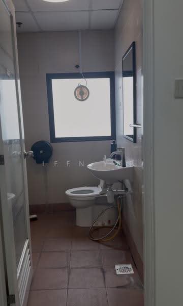 Tradehub 21, 18 Boon Lay Way, Boon Lay / Jurong / Tuas, 112 sqft, Light Industrial (B1) For Rent, by Leen Yap, 500273336 - Bathroom - CommercialGuru.com.sg