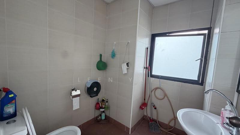 Tradehub 21, 18 Boon Lay Way, Boon Lay / Jurong / Tuas, 220 sqft, Light Industrial (B1) For Rent, by Leen Yap, 500273342 - Bathroom - CommercialGuru.com.sg