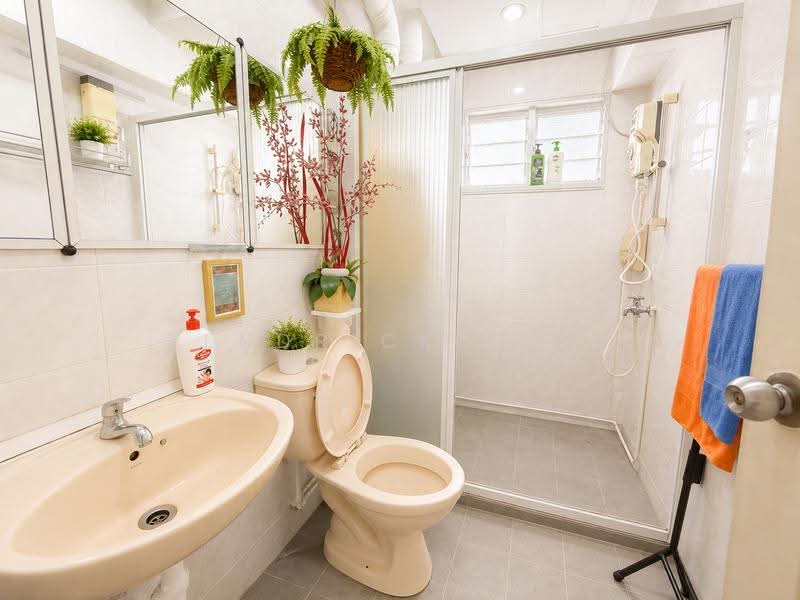 325 Sembawang Crescent, 325 Sembawang Crescent, Sembawang / Yishun, 3 Bedrooms, 1,291 sqft, HDB Flat For Sale, by Kendrick Yeap, 500273355 - Bathroom - PropertyGuru.com.sg