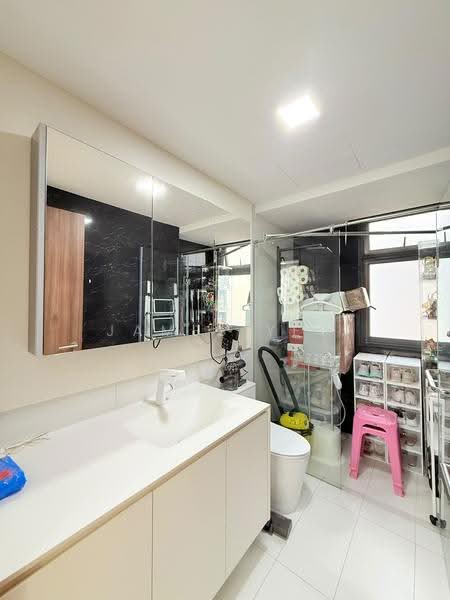 Palm Isles, 42 Flora Drive, Changi Airport / Changi Village, 2 Bedrooms, 807 sqft, Condominium For Sale, by James Yeo, 500273370 - Bathroom - PropertyGuru.com.sg