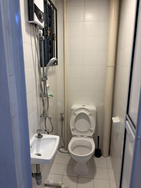 The Springfield, Chempaka Kuning Link, Bedok / Upper East Coast, Room Rental, 60 sqft, Terraced House For Rent, by Lynn Tham, 500273373 - Bathroom - PropertyGuru.com.sg