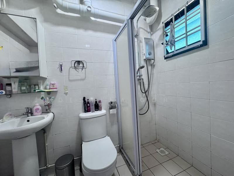 943 Hougang Street 92, 943 Hougang Street 92, Hougang / Punggol / Sengkang, 3 Bedrooms, 1,087 sqft, HDB Flat For Sale, by Desrina Goh, 500273375 - Bathroom - PropertyGuru.com.sg