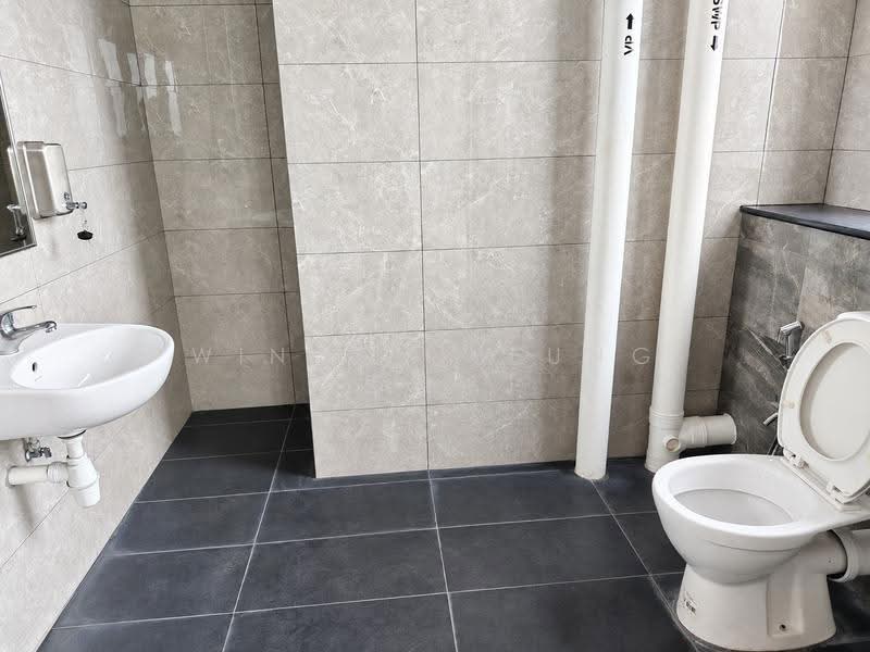 REVV, 1 Corporation Drive, Boon Lay / Jurong / Tuas, 1,755 sqft, Factory / Workshop (B2) For Rent, by Winson Yeung (杨浩铭), 500273395 - Bathroom - CommercialGuru.com.sg