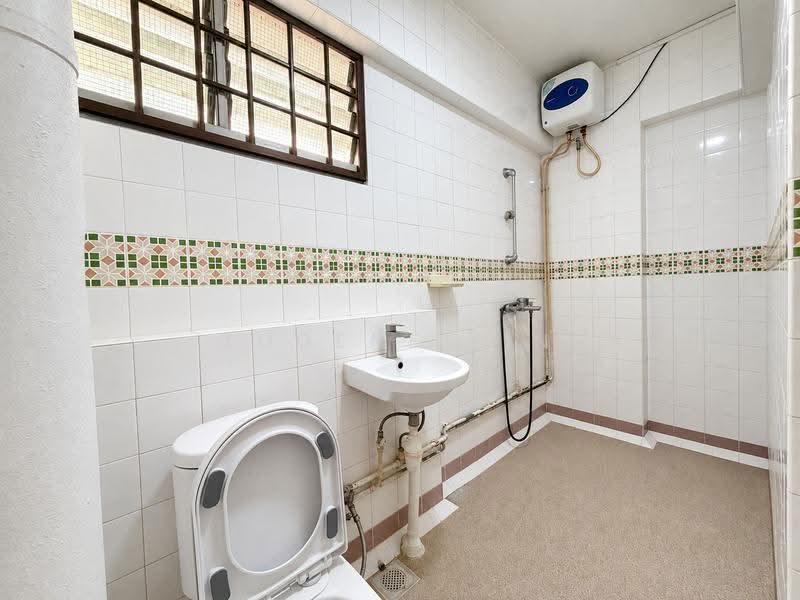 350 Choa Chu Kang Central, 350 Choa Chu Kang Central, Dairy Farm / Bukit Panjang / Choa Chu Kang, 4 Bedrooms, 1,572 sqft, HDB Flat For Sale, by Eugene Lin, 500273434 - Bathroom - PropertyGuru.com.sg