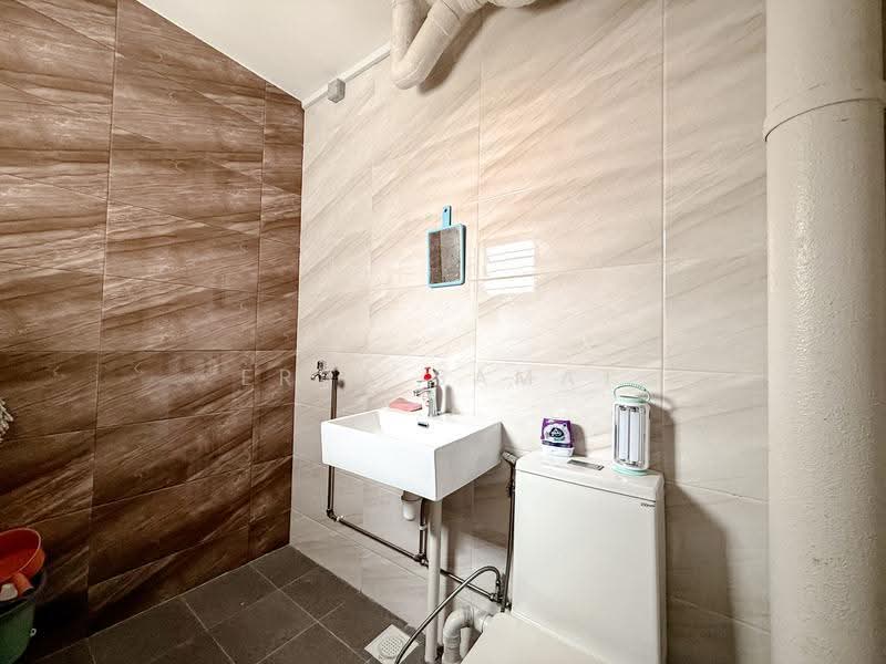 105 Teck Whye Lane, 105 Teck Whye Lane, Dairy Farm / Bukit Panjang / Choa Chu Kang, 3 Bedrooms, 1,108 sqft, HDB Flat For Sale, by Erra Samat, 500273440 - Bathroom - PropertyGuru.com.sg