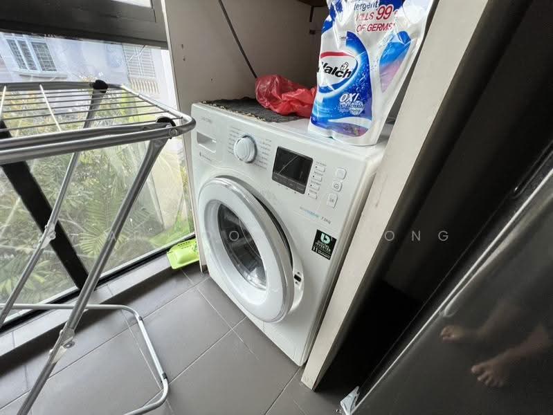 Mendon Spring, 198 Pasir Panjang Road, Buona Vista / West Coast / Clementi New Town, Room Rental, 110 sqft, Condominium For Rent, by Kar Loon Choong, 500273444 - Balcony - PropertyGuru.com.sg