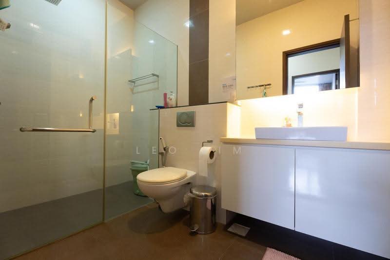 Sunbird Park, Sunbird Road, Bedok / Upper East Coast, 8 Bedrooms, 6,655 sqft, Corner Terrace For Sale, by Leo Lim, 500273463 - Bathroom - PropertyGuru.com.sg