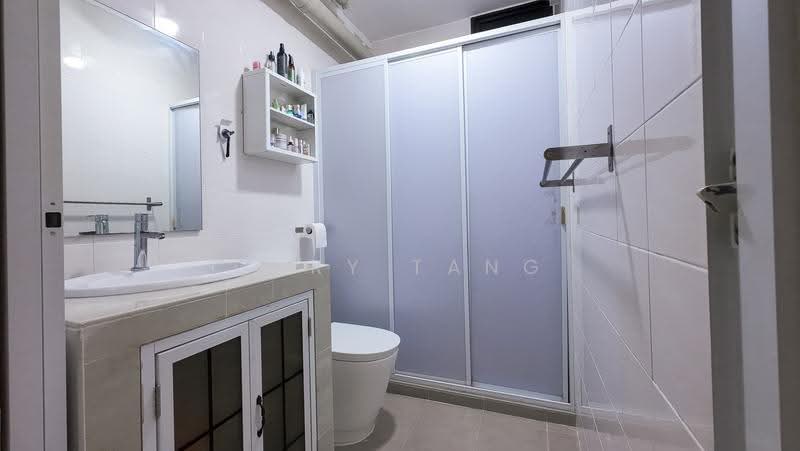 272 Toh Guan Road, 272 Toh Guan Road, Boon Lay / Jurong / Tuas, 3 Bedrooms, 1,076 sqft, HDB Flat For Sale, by Gary Tang, 500273501 - Bathroom - PropertyGuru.com.sg