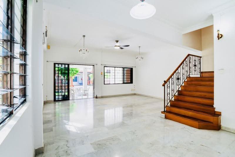 Terrace for rent @ Lorong Stangee, Lorong Stangee, East Coast / Marine Parade, 4 Bedrooms, 2,500 sqft, Terraced House For Rent, by Razak ., 500273505 - Living Room - PropertyGuru.com.sg