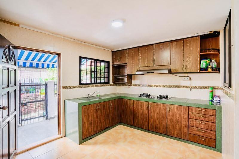 Terrace for rent @ Lorong Stangee, Lorong Stangee, East Coast / Marine Parade, 4 Bedrooms, 2,500 sqft, Terraced House For Rent, by Razak ., 500273505 - Kitchen - PropertyGuru.com.sg