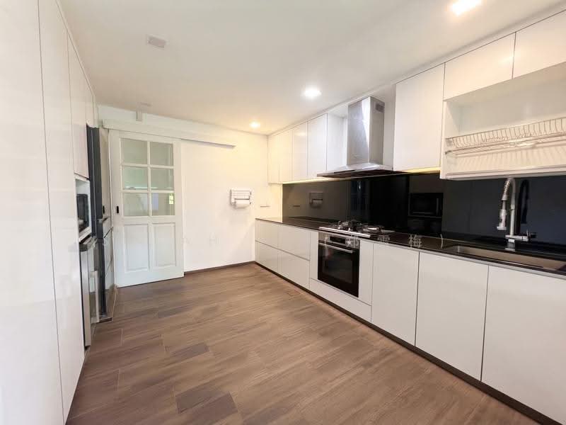 Serene Semi-Detached @ Burgundy Crescent, Burgundy Crescent / Burgundy Hill, Dairy Farm / Bukit Panjang / Choa Chu Kang, 5 Bedrooms, 3,250 sqft, Semi-Detached House For Sale, by Sarah X. (郑雪梅), 500273625 - Kitchen - PropertyGuru.com.sg
