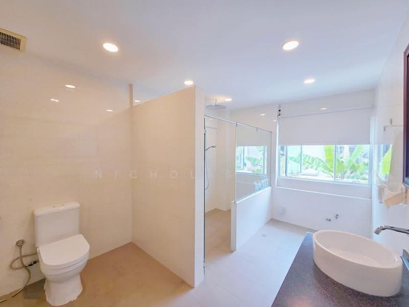 Freehold 2.5 Sty Inter Terrace for Sale!, Golden Hill Estate / Burghley Drive / Li Hwan / Cardiff Grove, Hougang / Punggol / Sengkang, 5 Bedrooms, 2,800 sqft, Terraced House For Sale, by Nicholas Lim, 500273650 - Bathroom - PropertyGuru.com.sg