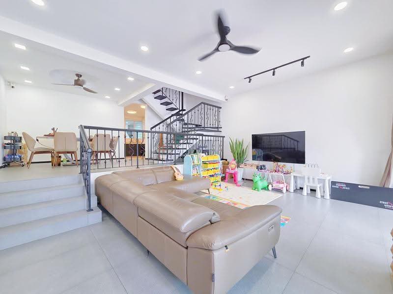 Freehold 2.5 Sty Inter Terrace for Sale!, Golden Hill Estate / Burghley Drive / Li Hwan / Cardiff Grove, Hougang / Punggol / Sengkang, 5 Bedrooms, 2,800 sqft, Terraced House For Sale, by Nicholas Lim, 500273650 - Living Room - PropertyGuru.com.sg
