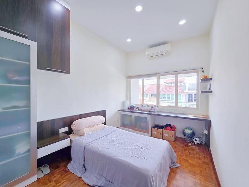 Freehold 2.5 Sty Inter Terrace for Sale!, Golden Hill Estate / Burghley Drive / Li Hwan / Cardiff Grove, Hougang / Punggol / Sengkang, 5 Bedrooms, 2,800 sqft, Terraced House For Sale, by Nicholas Lim, 500273650 - Bedroom - PropertyGuru.com.sg